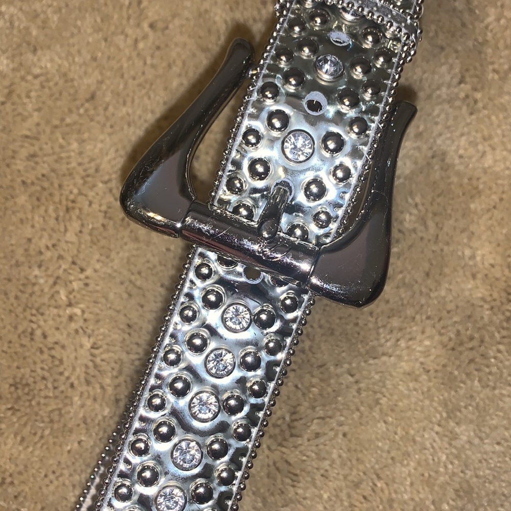 ONE DAY SALE!!  NEW!! SHOCKING SILVER GUESS BELT SZ SMALL - Picture 2 of 10